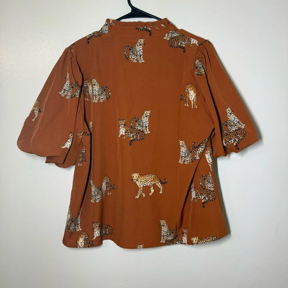 THML Women’s Rust Leopard Print V-Neck Blouse - Picture 2 of 4